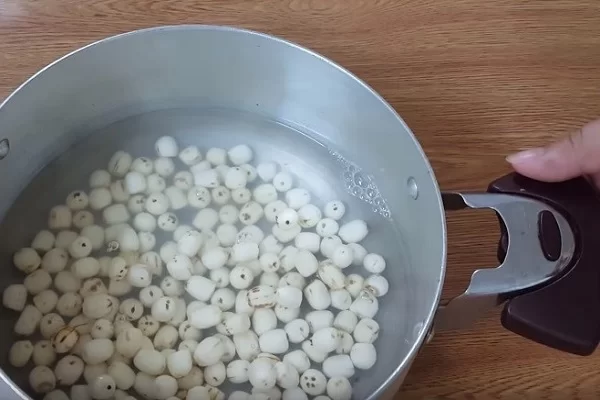 Bạn có biết cách nấu chè hạt sen không bị cứng cực kỳ thơm ngon?