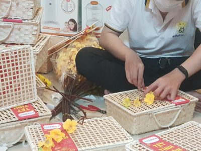 Bạn Chương kết mai vàng cho giỏ quà