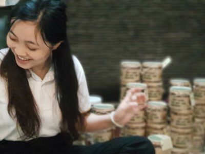 Bạn Diễm luôn vui tươi khi dán nhãn hộp
