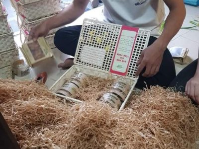 Bạn An, suốt ngày với rơm rạ